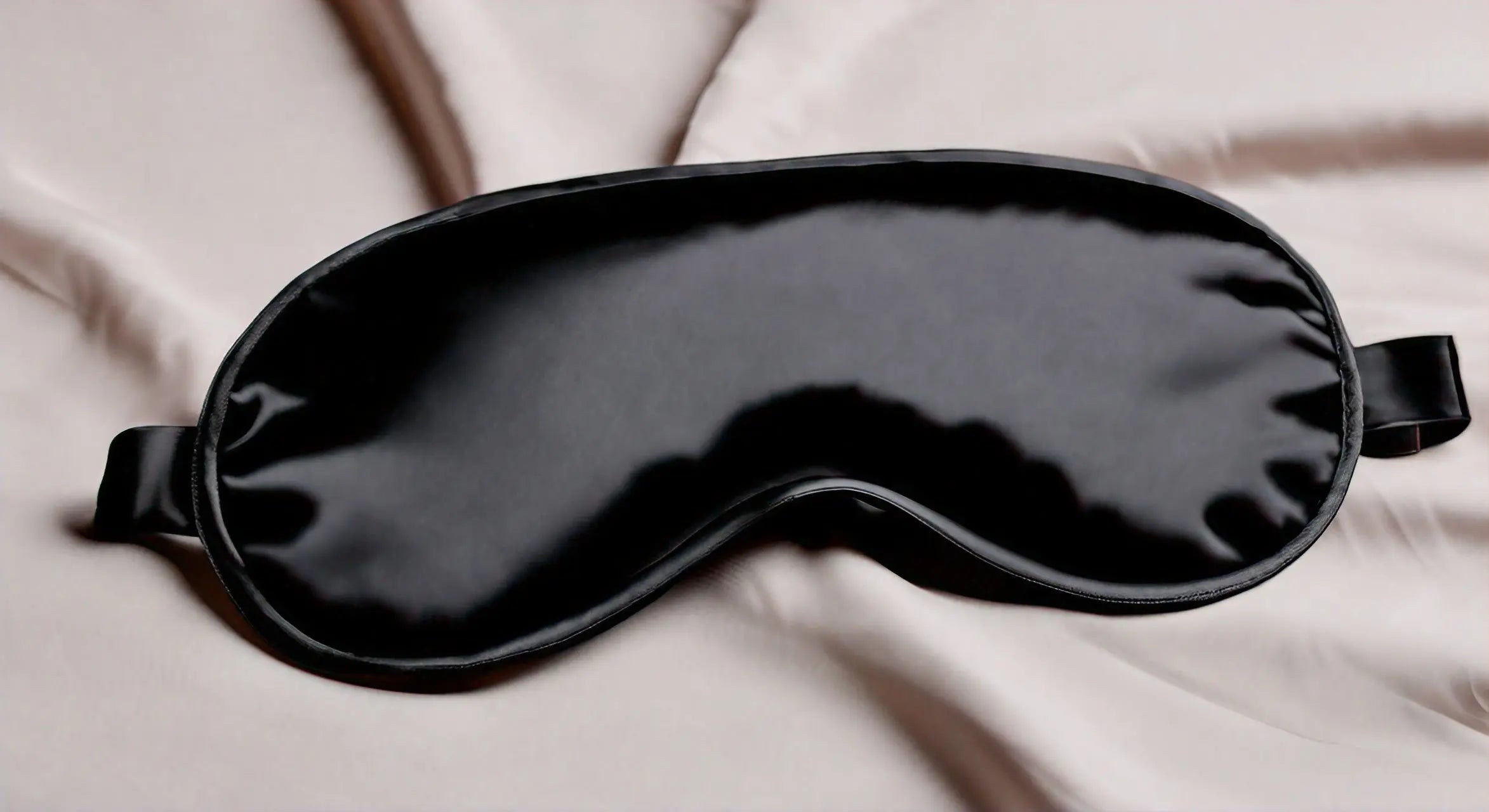 Les Bienfaits d'un Masque de Nuit en Soie pour un Sommeil Réparateur et une Peau Rayonnante: Guide Complet StudioSoie
