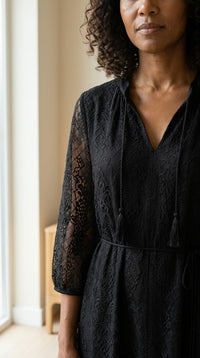 Robe en Soie de Mûrier 100 % — Col V Manches 3/4 Brodée Noire Femme — détail du décolleté | StudioSoie