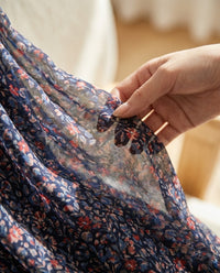 Robe Midi en Georgette de Soie — Double Épaisseur Imprimé Floral Femme — gros plan sur la matière | StudioSoie