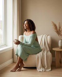 Robe Mi-Longue en Maille de Soie — Dos Nu Épaules Dénudées Femme — portée en intérieur | StudioSoie