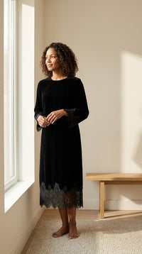 Robe Midi en Velours de Soie 100 % — Col Rond Bordée de Dentelle Femme — silhouette entière | StudioSoie