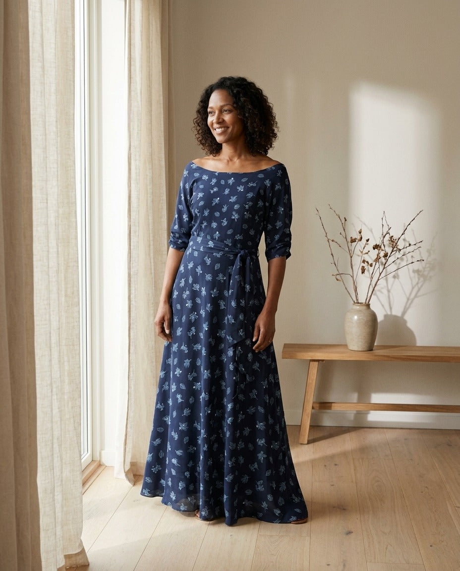 Robe Longue en Double Georgette de Soie — Épaules Dénudées Ceinturée Femme — portée de face | StudioSoie