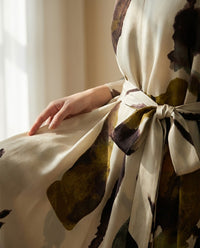 Robe midi en soie de mûrier col V ceinturée — détail de la matière | StudioSoie