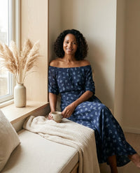 Robe Longue en Double Georgette de Soie — Épaules Dénudées Ceinturée Femme — portée en intérieur | StudioSoie