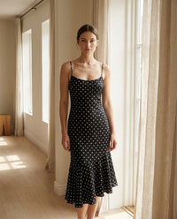 Robe à pois en soie de mûrier coupe biais — vue principale | StudioSoie