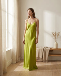 Robe longue en soie de mûrier col V — vue principale | StudioSoie