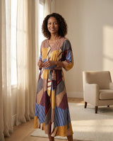 Robe Mi-Longue en Soie de Mûrier 100 % — Col V Ceinturée Imprimé Patchwork Femme — portée de face | StudioSoie