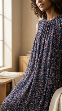 Robe Midi en Georgette de Soie — Double Épaisseur Imprimé Floral Femme — détail du décolleté | StudioSoie