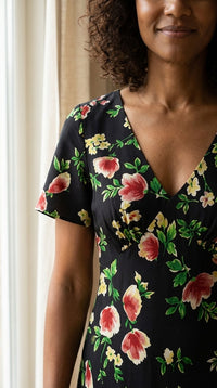 Robe Longue en Crêpe de Soie 100 % — Col V Imprimé Floral Femme — détail du décolleté | StudioSoie