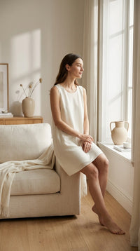 Mini Robe en Crêpe de Chine de Soie 100 % — Sans Manches 7 Coloris Femme — à plat sur lin | StudioSoie