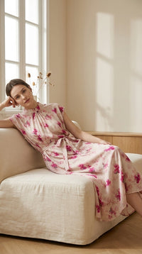 Robe Longue en Soie de Mûrier — Col Officier Ceinturée Fleurs de Cerisier Femme — à plat sur lin | StudioSoie