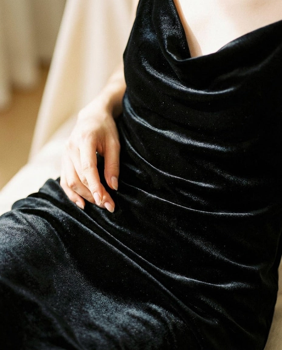 Robe en Velours de Soie 100 % — Bretelles Fines Col Drapé Noire Femme — gros plan sur la matière | StudioSoie