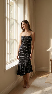 Robe à pois en soie de mûrier coupe biais — silhouette complète | StudioSoie