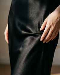 Robe Longue en Soie de Mûrier 21 Momme — Col V Bretelles Réglables 17 Coloris Femme — gros plan sur la matière | StudioSoie