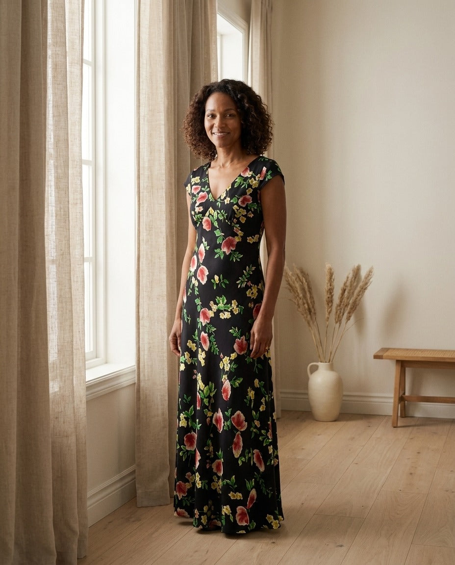 Robe Longue en Crêpe de Soie 100 % — Col V Imprimé Floral Femme — portée de face | StudioSoie