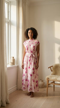 Robe Longue en Soie de Mûrier — Col Officier Ceinturée Fleurs de Cerisier Femme — silhouette entière | StudioSoie