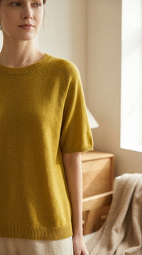 Détail encolure et manche du pull en mérinos - StudioSoie