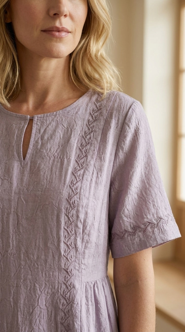 Robe Longue en Soie & Lin — Col Rond Manches Courtes Coupe A Femme — détail du décolleté | StudioSoie