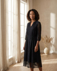Robe en Soie de Mûrier 100 % — Col V Manches 3/4 Brodée Noire Femme — portée de face | StudioSoie