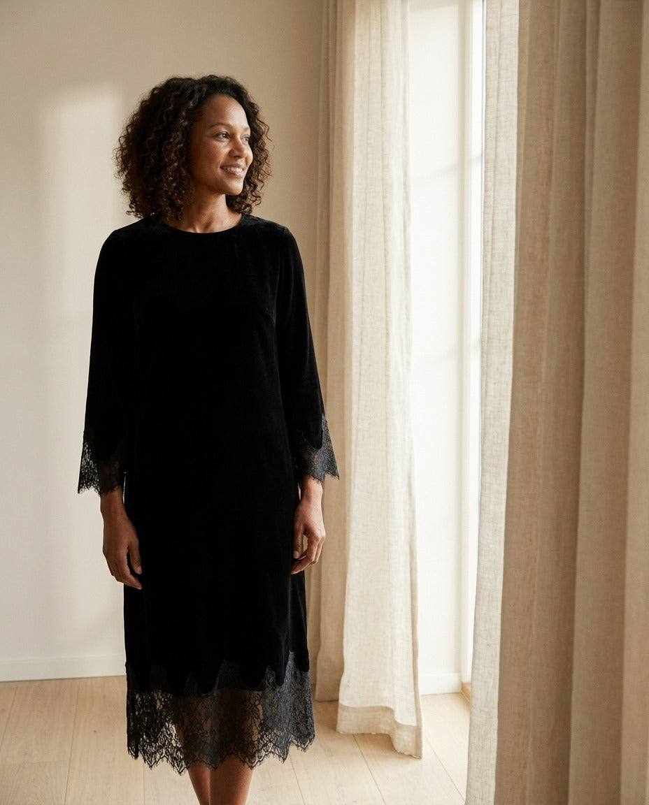 Robe Midi en Velours de Soie 100 % — Col Rond Bordée de Dentelle Femme — portée de face | StudioSoie