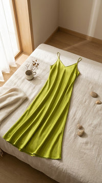 Robe longue en soie de mûrier col V — à plat sur lin | StudioSoie