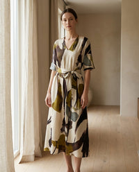 Robe midi en soie de mûrier col V ceinturée — vue principale | StudioSoie
