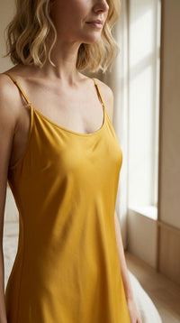 Robe Mi-Longue en Soie 93 % — Bretelles Fines 11 Coloris Femme — détail du décolleté | StudioSoie