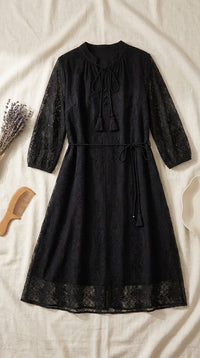 Robe en Soie de Mûrier 100 % — Col V Manches 3/4 Brodée Noire Femme — à plat sur lin | StudioSoie