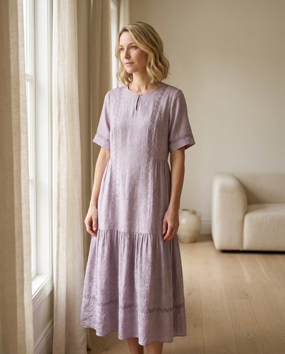 Robe Longue en Soie & Lin — Col Rond Manches Courtes Coupe A Femme — portée de face | StudioSoie