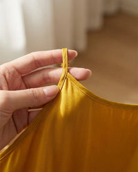 Robe Mi-Longue en Soie 93 % — Bretelles Fines 11 Coloris Femme — gros plan sur la matière | StudioSoie