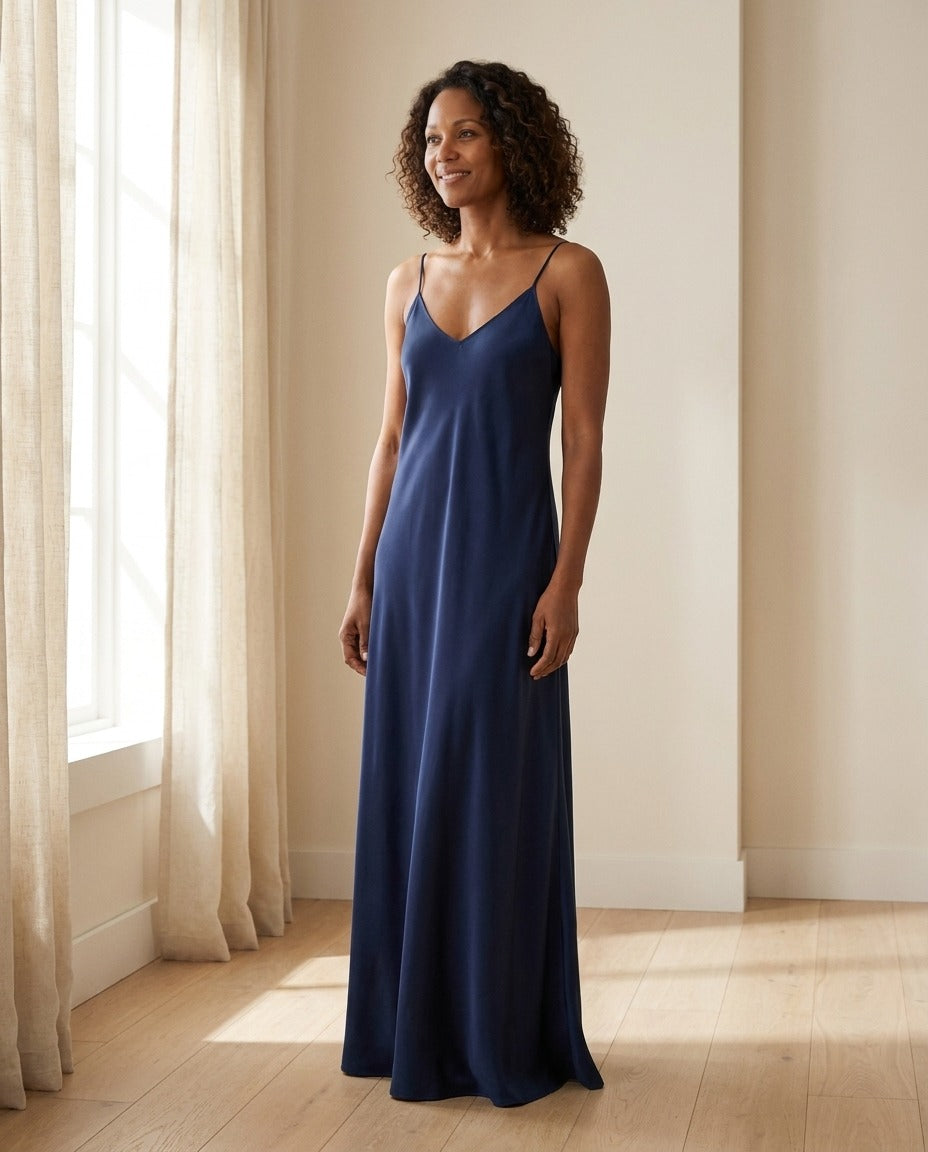 Robe Longue en Soie de Mûrier 21 Momme — Col V Bretelles Réglables 17 Coloris Femme — portée de face | StudioSoie