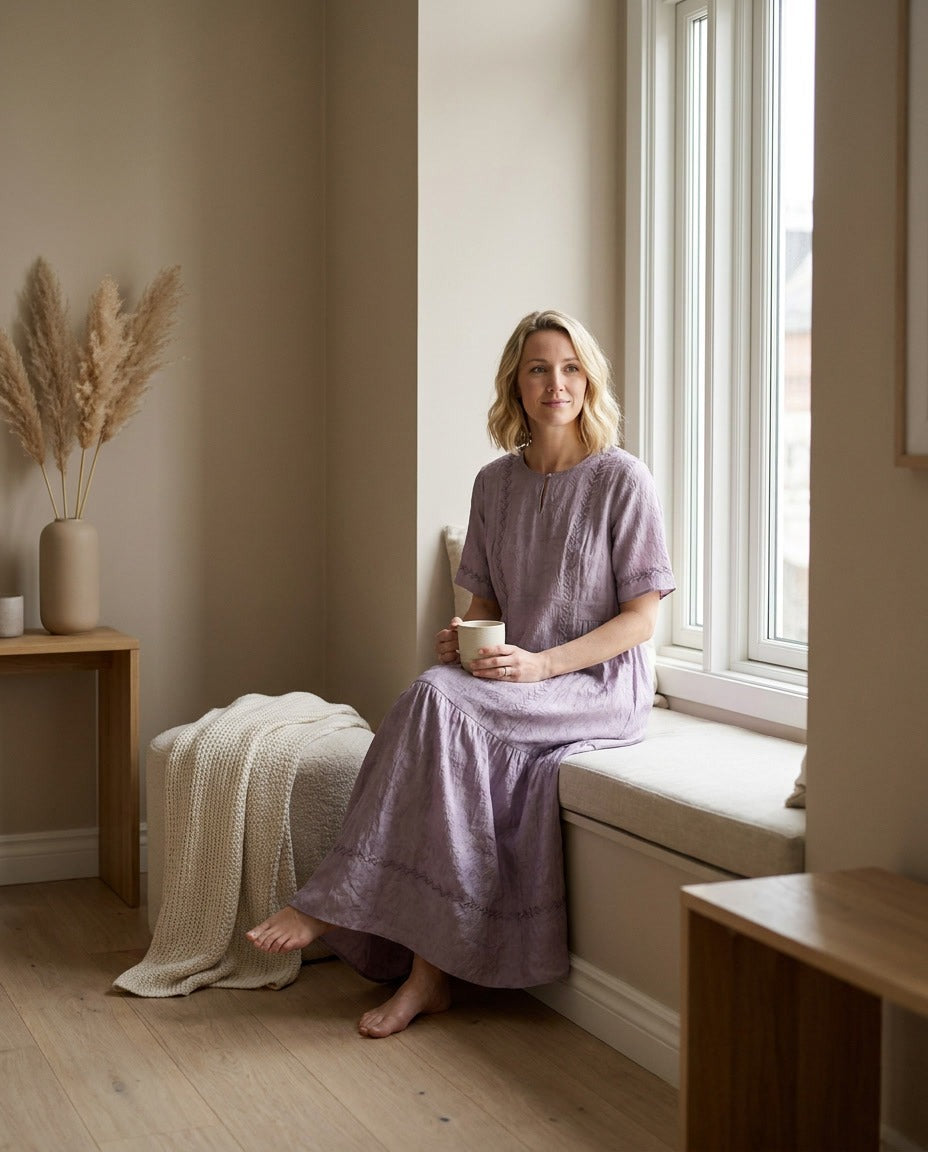 Robe Longue en Soie & Lin — Col Rond Manches Courtes Coupe A Femme — portée en intérieur | StudioSoie