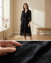 Robe en Soie de Mûrier 100 % — Col V Manches 3/4 Brodée Noire Femme — gros plan sur la matière | StudioSoie