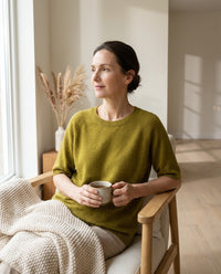 Pull en mérinos porté dans une scène cosy du matin - StudioSoie