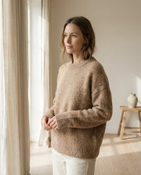 Pull en alpaga 78% maille brossée camel porté dans un intérieur scandinave - StudioSoie