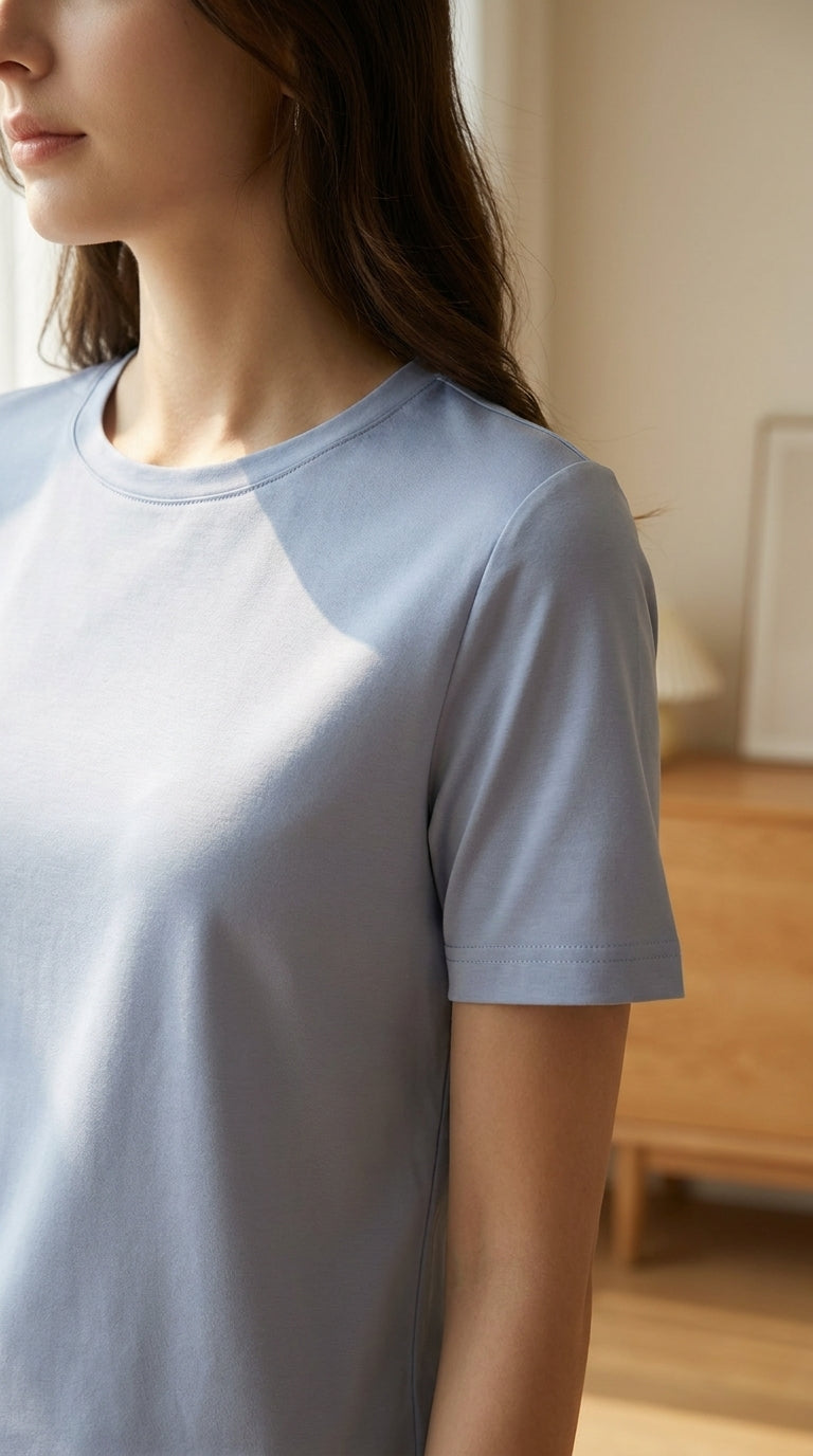 Détail encolure et manche du t-shirt en soie - StudioSoie