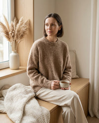 Pull en alpaga porté dans une scène cosy du matin - StudioSoie