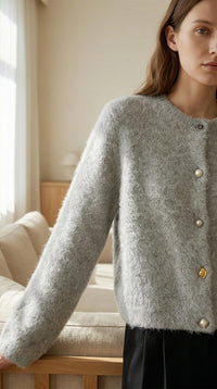 Détail encolure et boutons du cardigan en alpaga - StudioSoie