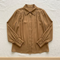 Chemise ample en soie de mûrier 19 momme – coloris Caramel – StudioSoie