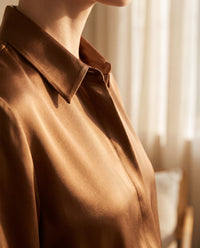 Détail du col de la chemise en soie caramel – StudioSoie