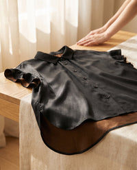 Détail de la soie xiangyun, face noire et envers brun – StudioSoie