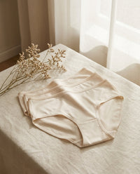 Lot de 3 culottes en soie de mûrier ivoire pliées sur lin crème - StudioSoie
