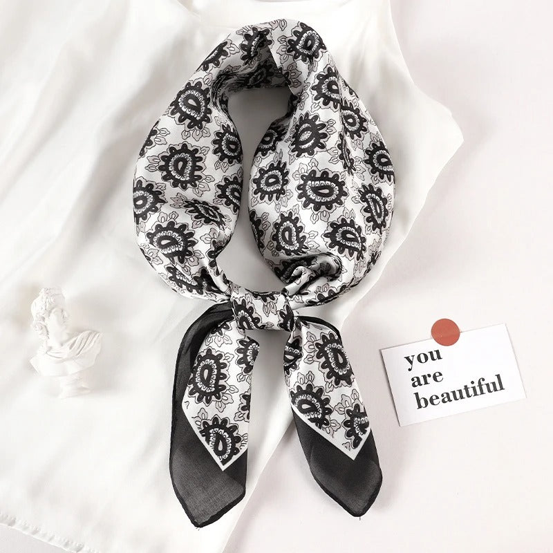 Foulard en Satin Élégance et Luxe – StudioSoie