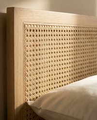 Détail du cannage de rotin tissé et du bois chêne clair de la tête de lit ELARA - StudioSoie