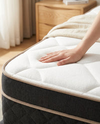 Gros plan sur le tissu matelassé respirant du matelas StudioSoie