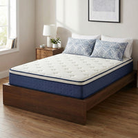 Matelas ressorts ensachés sur lit en chambre cosy - StudioSoie