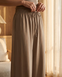 Pantalon droit en soie de mûrier – détail de la matière – StudioSoie