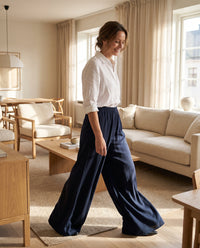 Pantalon large en soie de mûrier bleu marine porté – StudioSoie