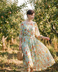 Robe longue en georgette de soie imprimée – scène de vie – StudioSoie